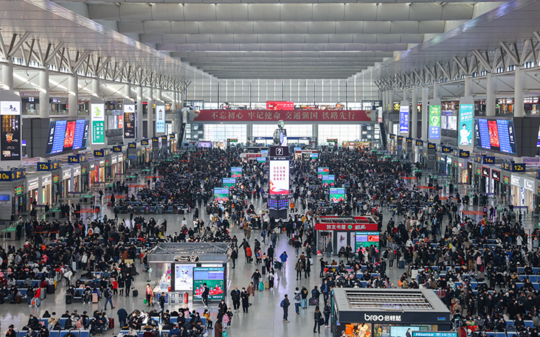 En Chine, la plus grande migration humaine de l’année, connue sous le nom de chūnyùn (春运), plus de 2 milliards de migrants chinois sont de retour chez eux.