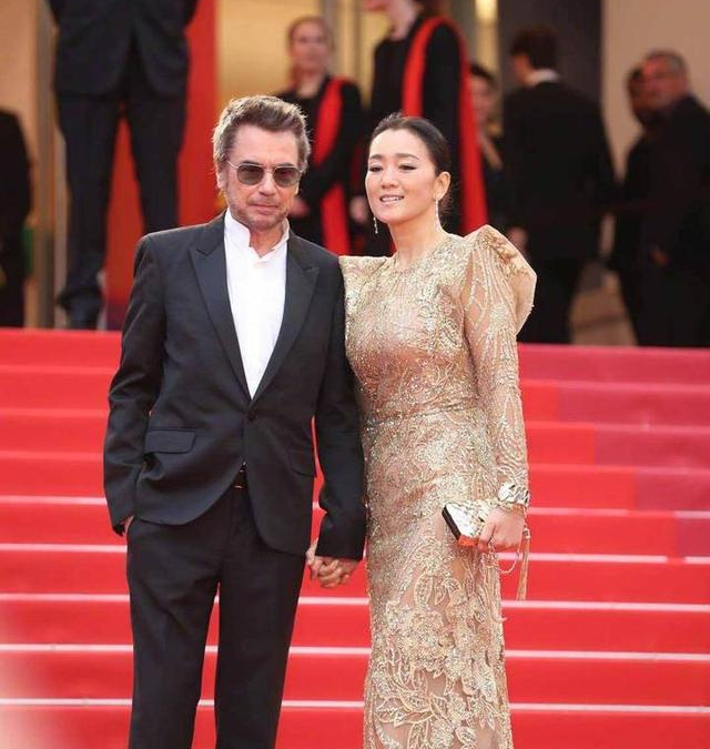 L’actrice chinoise Gong Li et son mari accompagnant Macron pour sa visite d’Etat en Chine